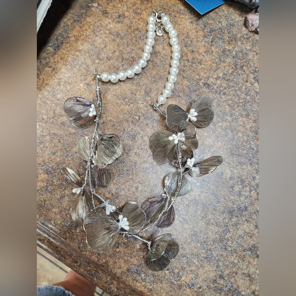Elegant Silver and White Flower Necklace